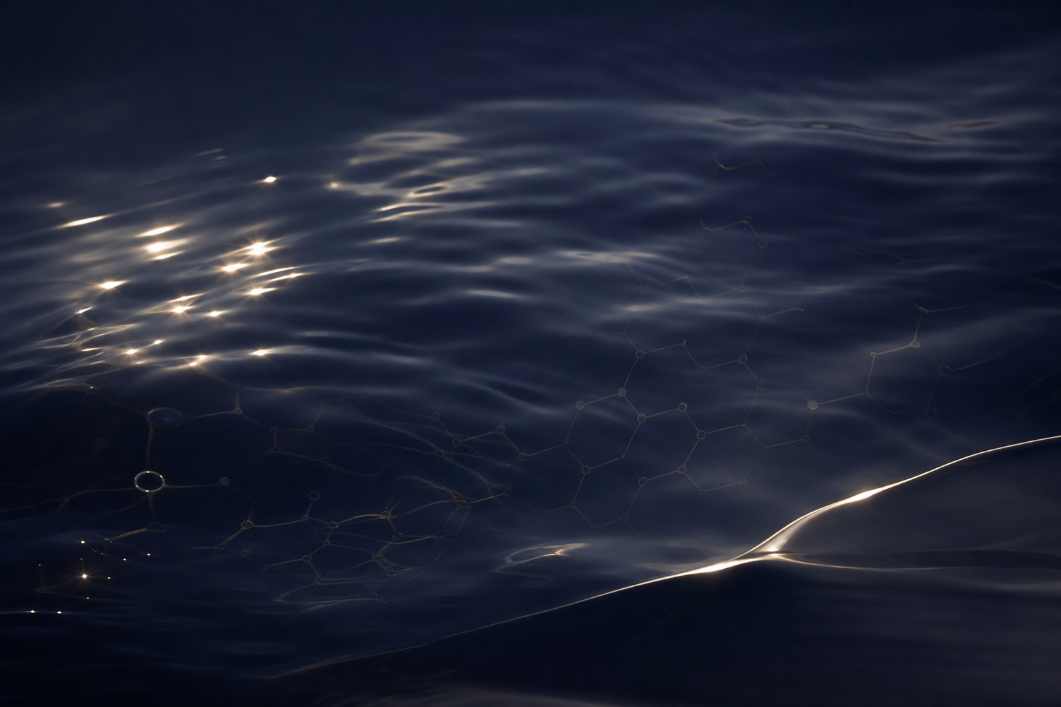 Dark, calm sea surface at night 夜色中沉静的深海水面